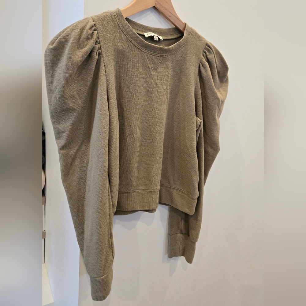 Moon River Olive Puff-Sleeve Crop Top